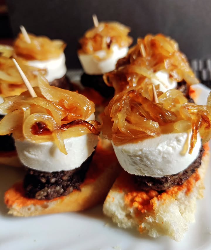 pintxo de morcilla, rulo de cabra y cebolla caramelizada